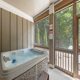 BV1083A: Vitamin Sea | Bottom Level Screened Porch w/ Hot Tub